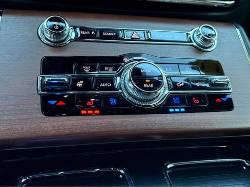 Used 2023 Lincoln Aviator Reserve w/ Equipment Group 201A image 10