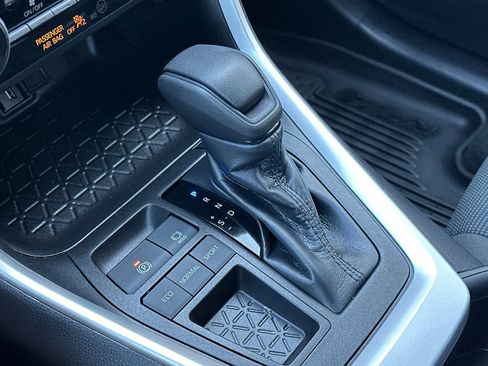 Used 2022 Toyota RAV4 LE image 29