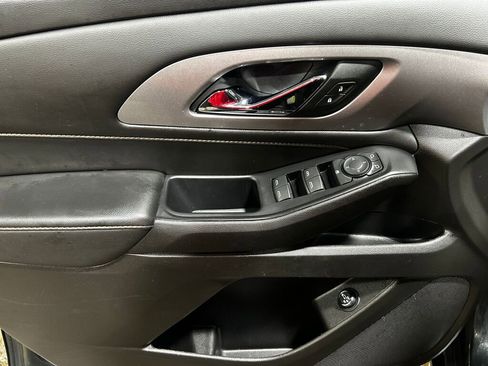 Used 2021 Chevrolet Traverse LT image 3