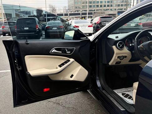 Used 2017 Mercedes-Benz CLA 250 4MATIC image 9