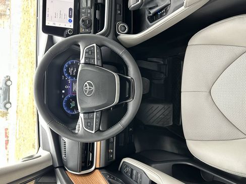 Used 2025 Toyota Grand Highlander AWD image 44