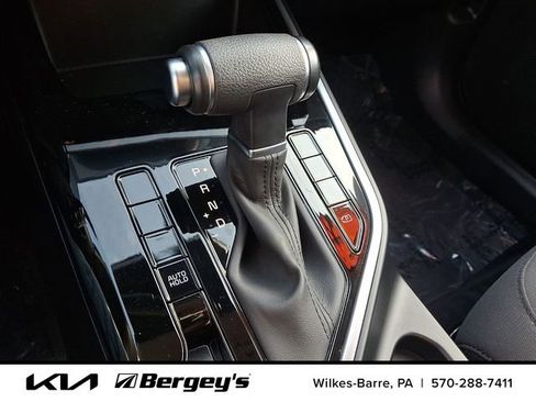 Certified 2025 Kia Niro LX image 19