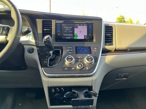 Used 2017 Toyota Sienna XLE image 22