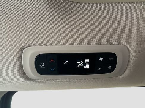Used 2020 Chrysler Pacifica Touring-L FWD image 24