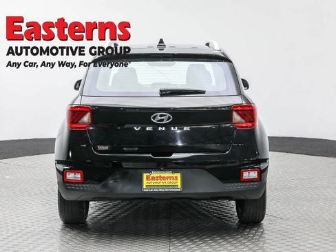 Used 2022 Hyundai Venue SEL image 6
