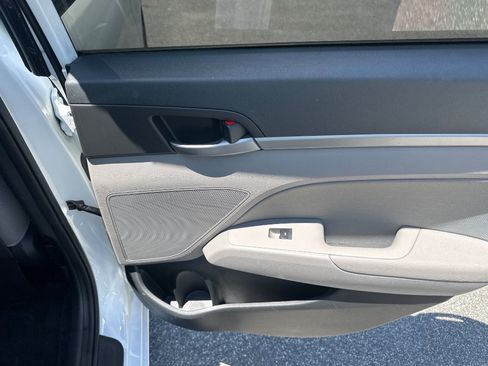 Used 2017 Hyundai Elantra SE FWD image 18