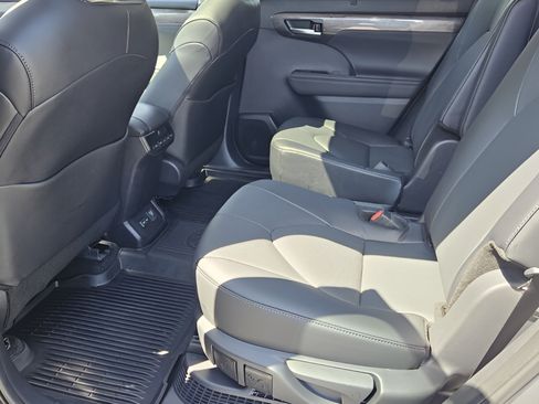 Certified 2026 Toyota Highlander Limited AWD/4WD image 9