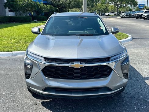 Used 2025 Chevrolet Trax LT FWD image 2