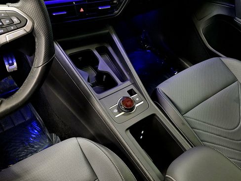 Used 2025 Volkswagen Tiguan SE R-Line image 39