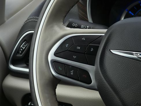 Used 2021 Chrysler Pacifica Limited FWD image 28