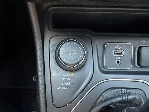 Used 2021 Jeep Cherokee Latitude Plus AWD/4WD image 20