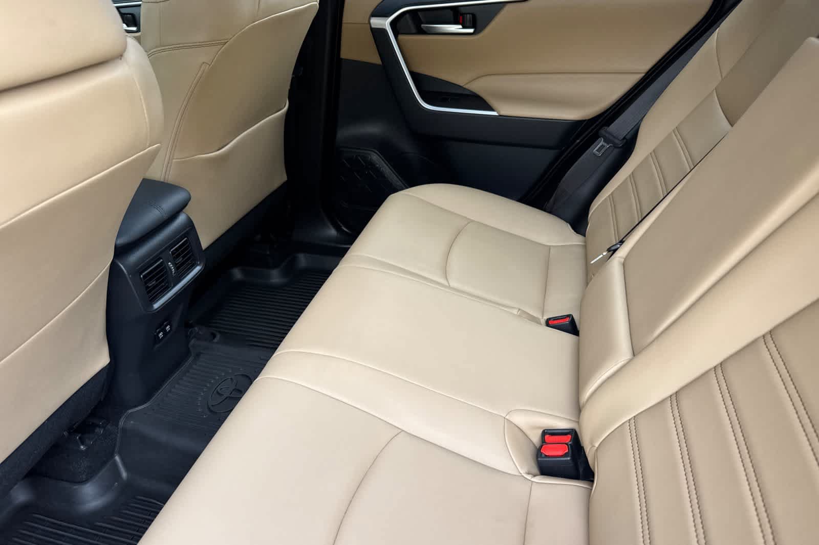 Used 2019 Toyota RAV4 XLE Premium FWD image 4