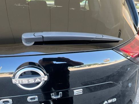 Used 2023 Nissan Rogue S AWD/4WD image 32