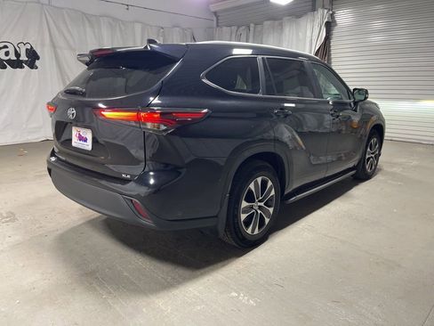 Used 2024 Toyota Highlander XLE image 7