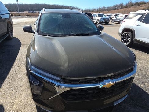 Used 2024 Chevrolet Trax LT w/ LT Convenience Package image 2