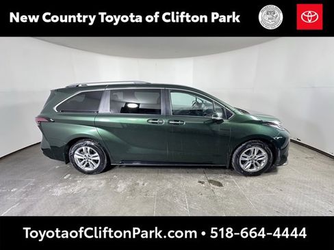 Used 2023 Toyota Sienna Limited image 2