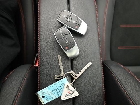 Used 2024 Mercedes-Benz EQB 300 4MATIC image 3