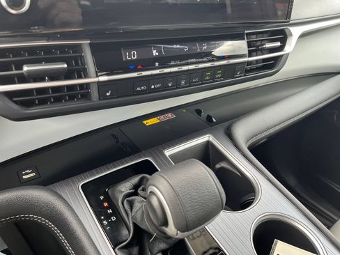 Used 2025 Toyota Sienna XLE w/ XLE Plus Package FWD image 21