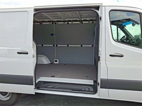 Used 2025 Mercedes-Benz Sprinter 2500 image 9