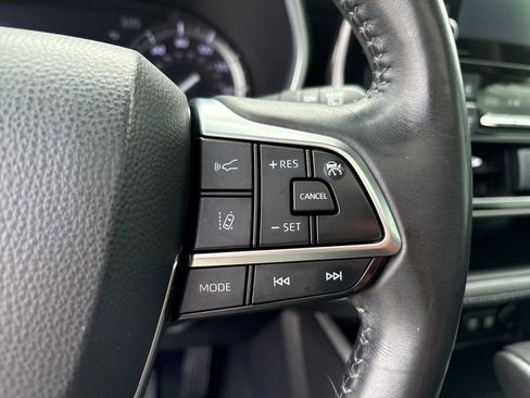 Used 2020 Toyota Highlander XLE AWD/4WD image 22