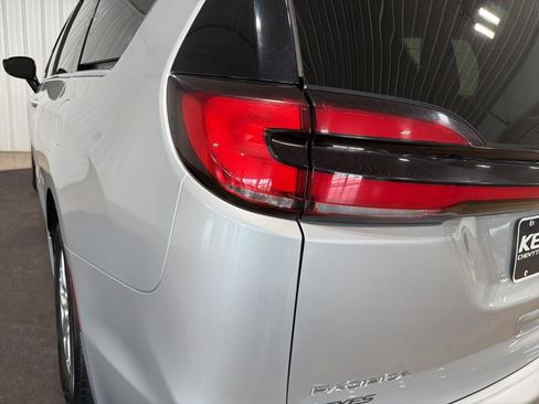 Used 2024 Chrysler Pacifica Touring-L FWD image 15