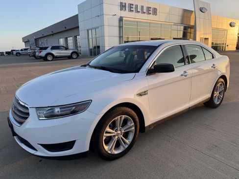 Used 2017 Ford Taurus SE FWD image 3