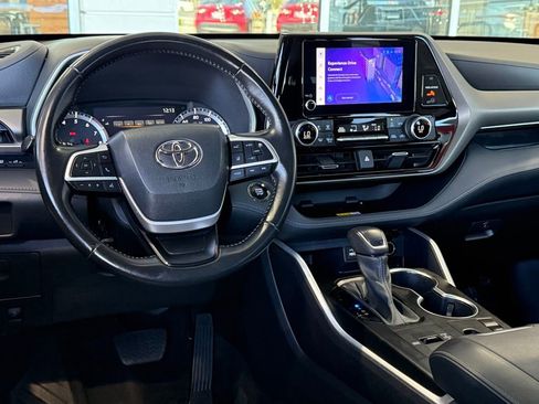 Certified 2023 Toyota Highlander XLE image 31