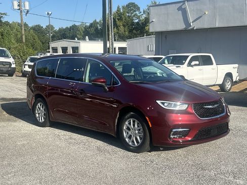 Used 2023 Chrysler Pacifica Touring-L FWD image 1