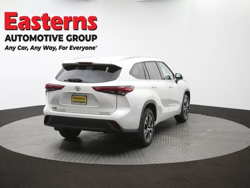 Used 2021 Toyota Highlander XLE AWD/4WD image 41