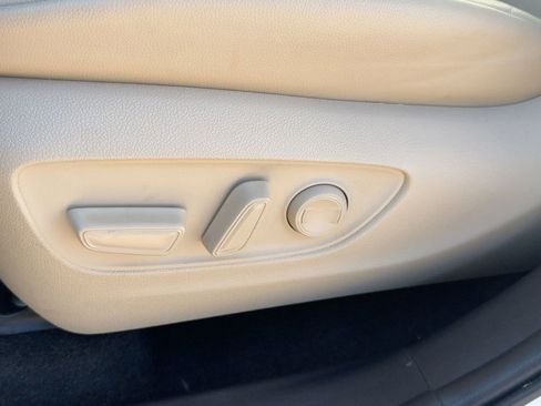 Used 2023 Toyota Highlander XLE image 12