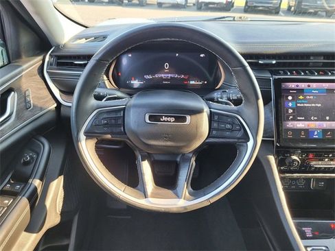 Used 2023 Jeep Grand Cherokee Limited w/ Black Appearance Package image 17