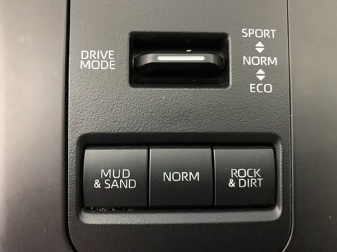 Used 2024 Toyota Highlander XLE AWD/4WD image 29