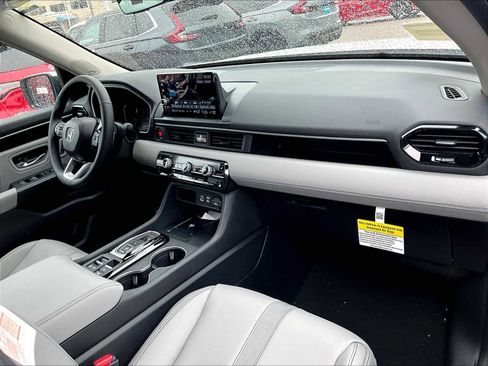 New 2025 Honda Pilot Touring image 10