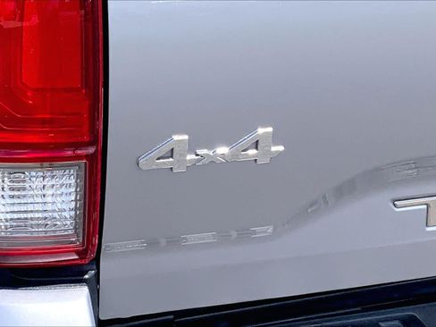 Used 2017 Toyota Tacoma TRD Sport w/ Tow Package (A/T) AWD/4WD image 10