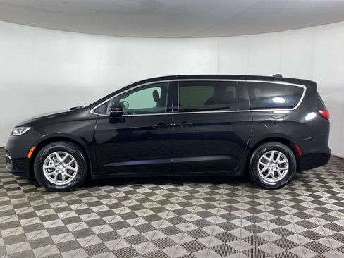 Used 2025 Chrysler Pacifica Select FWD image 6