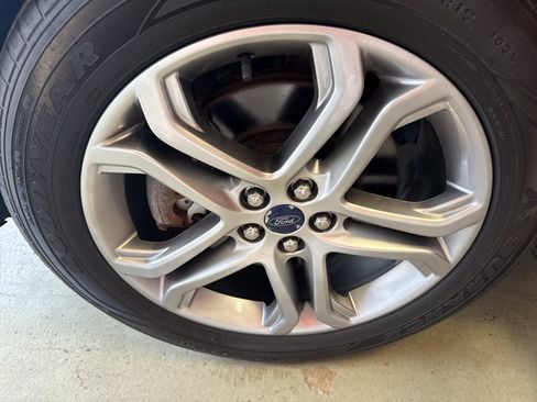 Used 2016 Ford Edge Titanium w/ Equipment Group 302A AWD/4WD image 33