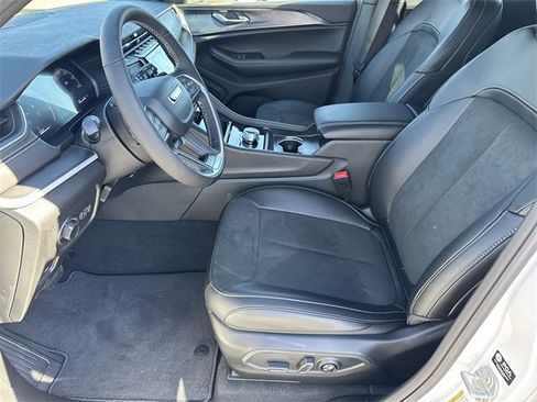 New 2025 Jeep Grand Cherokee Altitude image 10