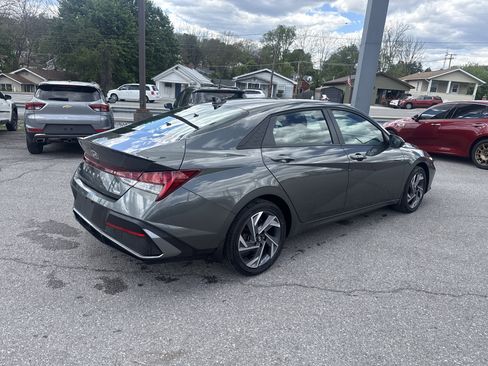 Used 2025 Hyundai Elantra SEL FWD image 3