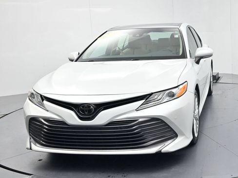 Used 2018 Toyota Camry XLE FWD image 3
