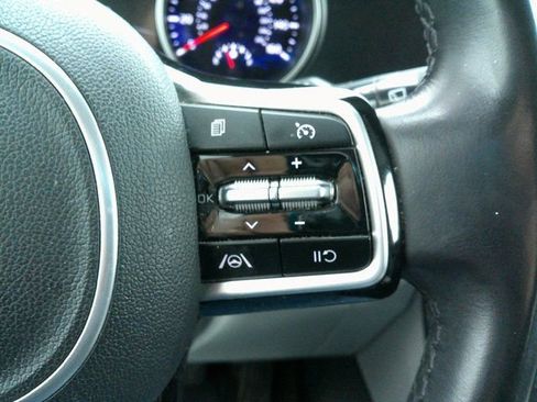 Used 2023 Kia Carnival LX image 12