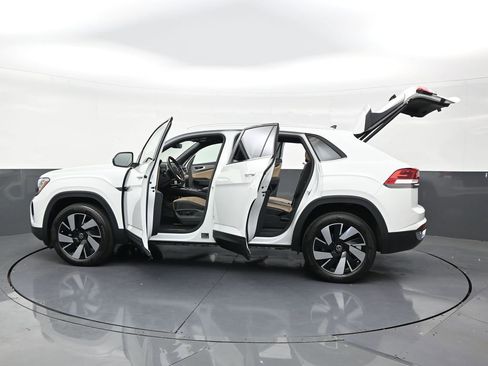Used 2024 Volkswagen Atlas Cross Sport SE w/ Panoramic Sunroof Package FWD image 31