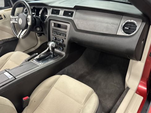 Used 2010 Ford Mustang Convertible image 17