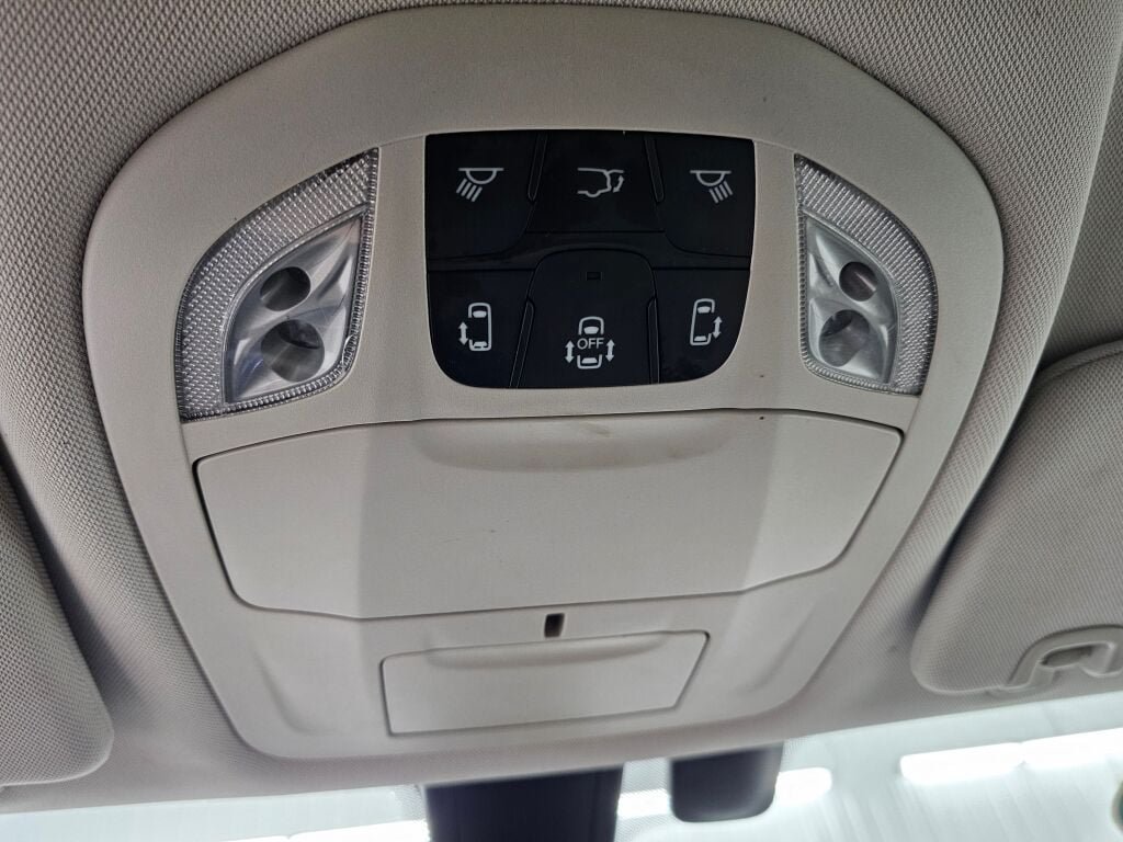 Used 2020 Chrysler Pacifica Touring-L FWD image 21