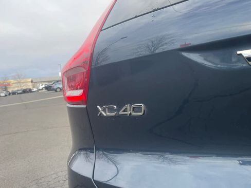 Used 2022 Volvo XC40 T5 R-Design w/ Advanced Package image 12