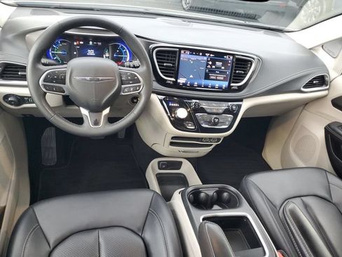 Used 2024 Chrysler Pacifica Limited FWD image 12