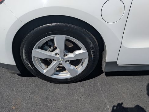 Used 2014 Chevrolet Volt FWD image 32