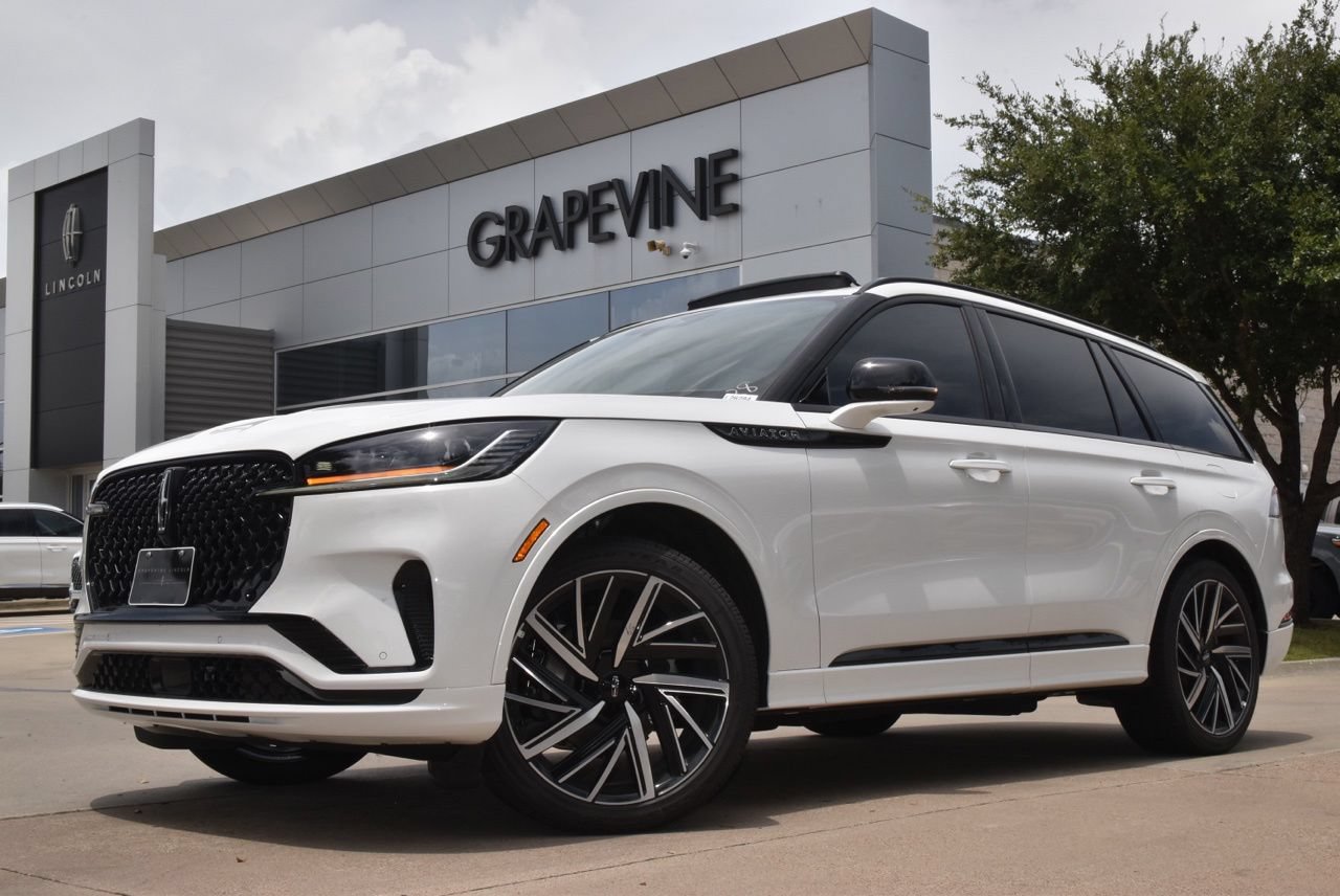 New 2026 Lincoln Aviator Black Label w/ Jet Appearance Package AWD/4WD image 1