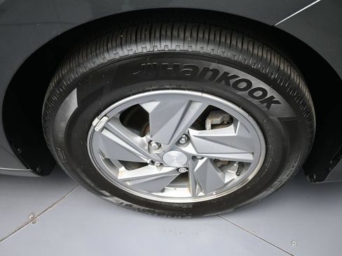 Certified 2025 Hyundai Elantra SE FWD image 13