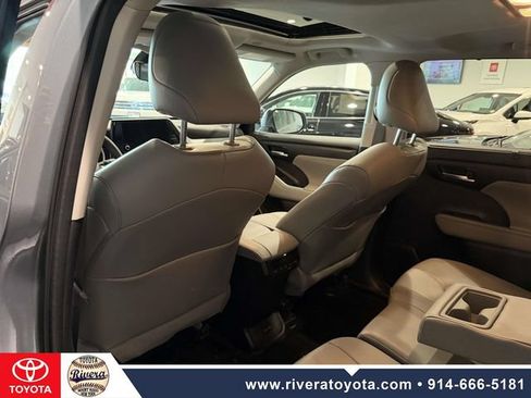 Used 2023 Toyota Highlander XLE AWD/4WD image 16
