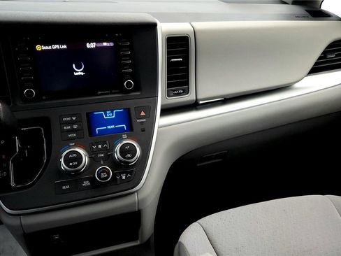 Used 2020 Toyota Sienna LE FWD image 31